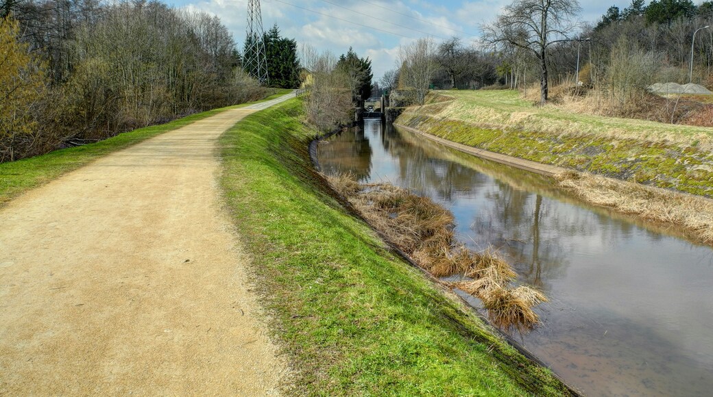 This file was uploaded with Commonist. Coulée verte du canal à Châlonvillars (HDR).