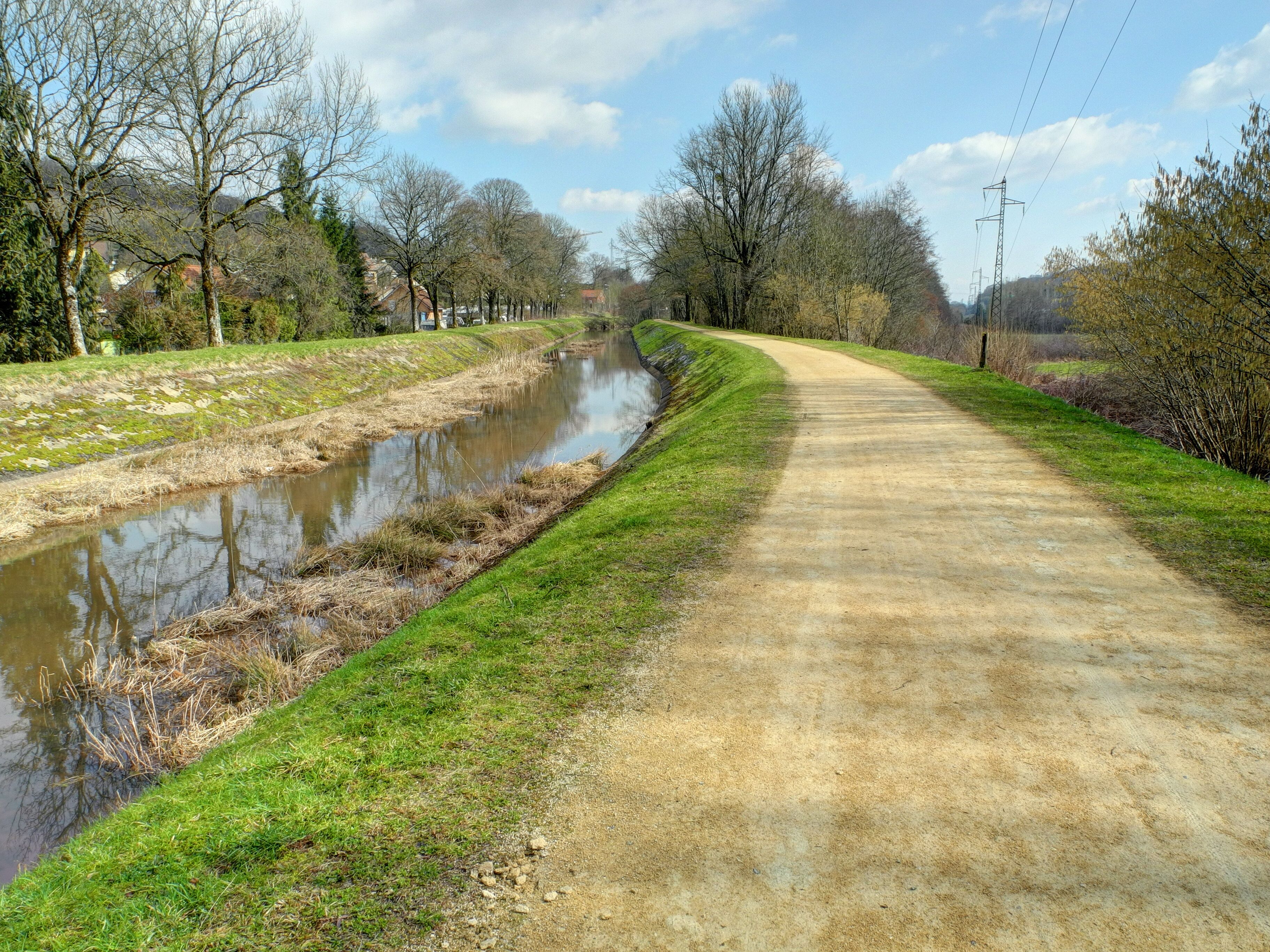 This file was uploaded with Commonist. Coulée verte du canal à Châlonvillars (HDR).