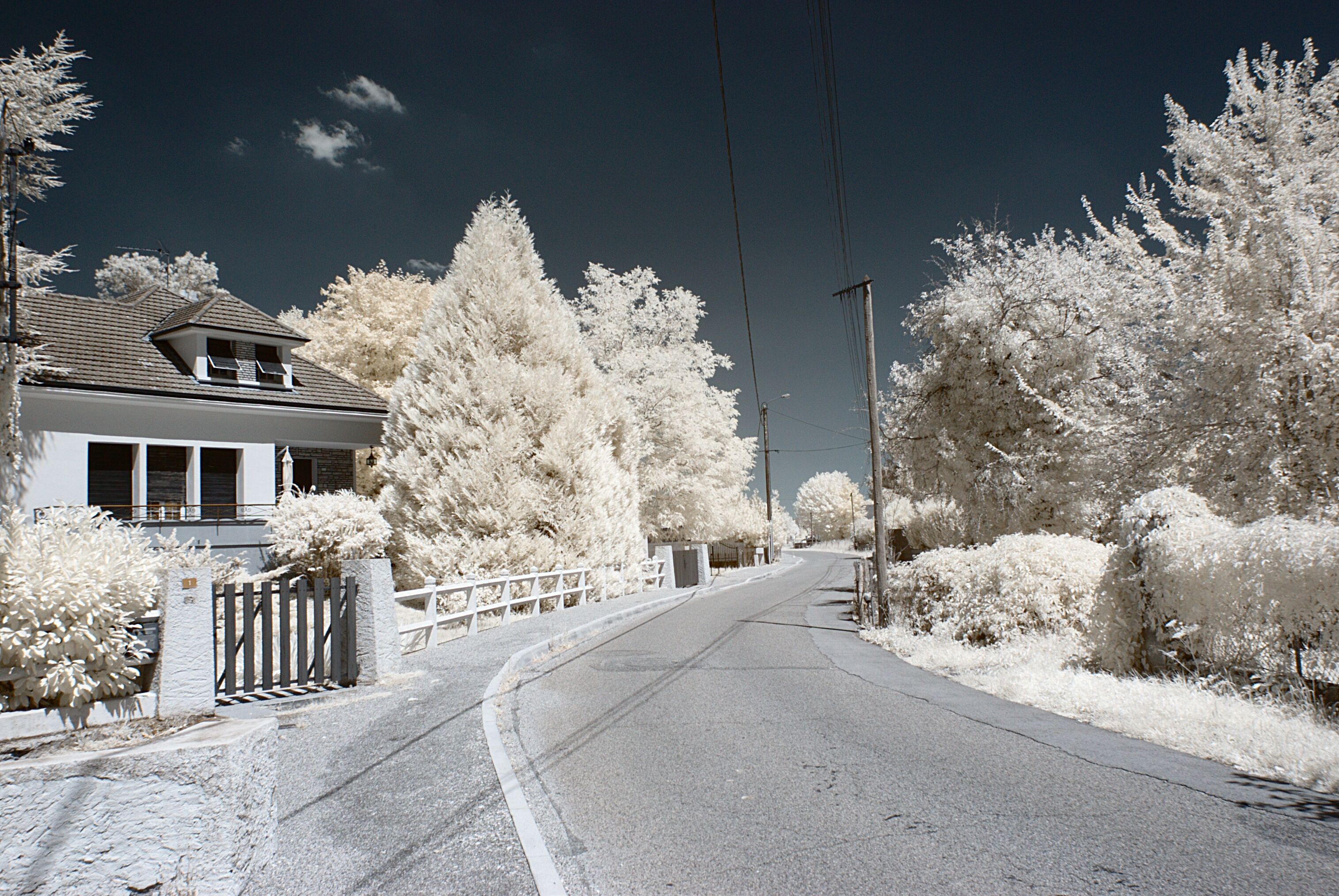 Rue des Acacias, Saint-Aubin (Jura, Franche-Comté, France) photographié avec un filtre infrarouge 720 nm.