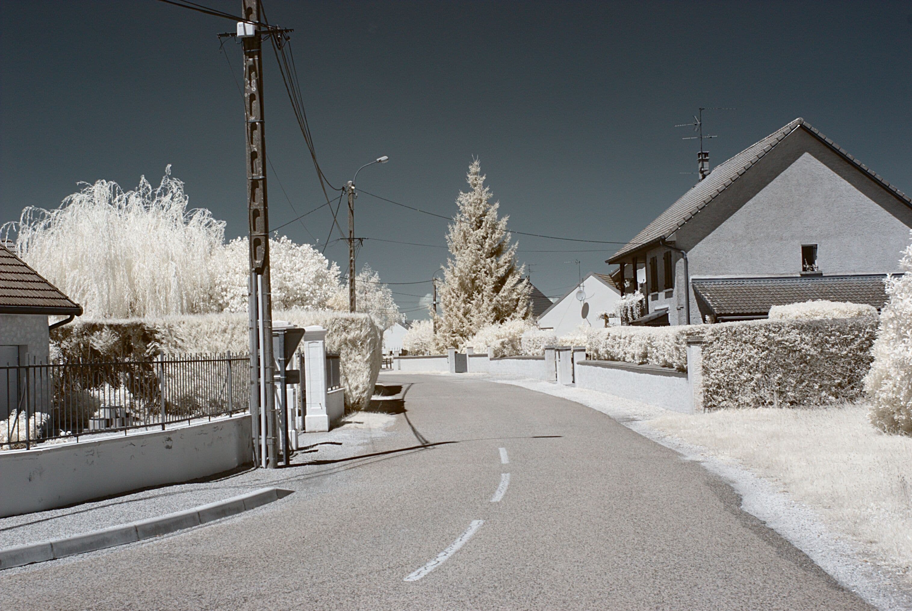 Rue du 19 mars 1962, Saint-Aubin (Jura, Franche-Comté, France) photographié avec un filtre infrarouge 720 nm.
