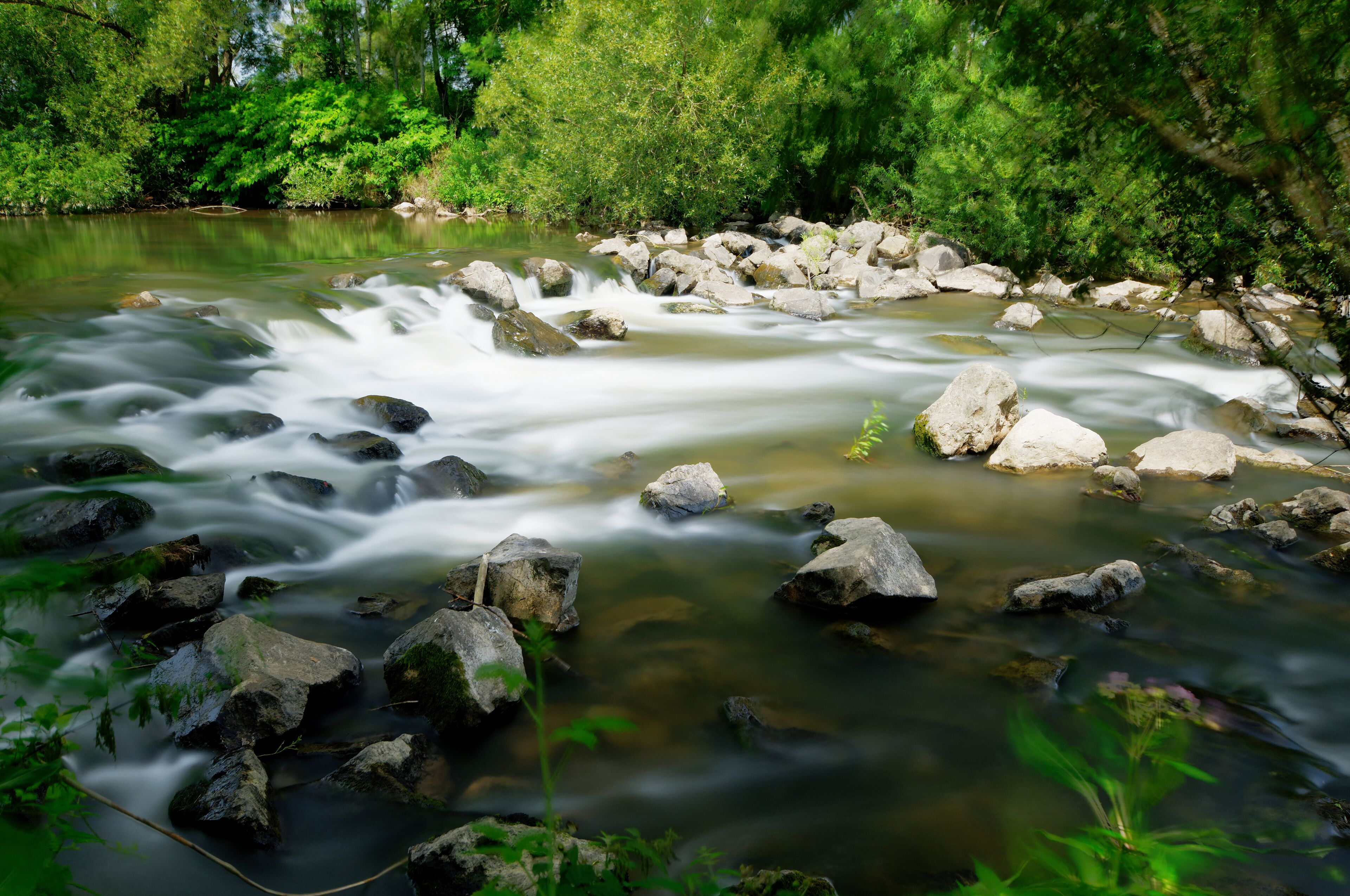 This file was uploaded with Commonist. La Savoureuse, à Châtenois-les-Forges. Photo réalisée avec un filtre Hoya ND1000 + un filtre polarisant Hoya PRO1.