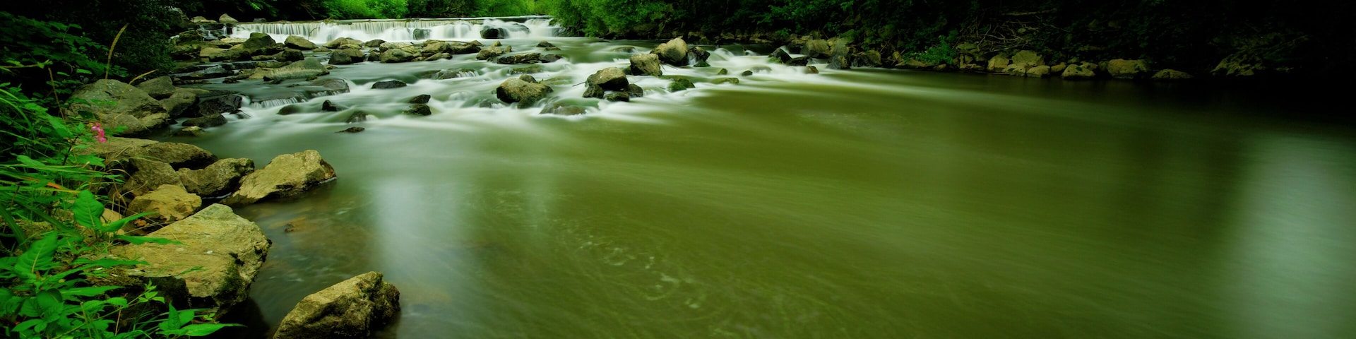 This file was uploaded with Commonist. La Savoureuse, à Chùtenois-les-Forges. Photo réalisée avec un filtre Hoya ND400 + un filtre polarisant Hoya PRO1.