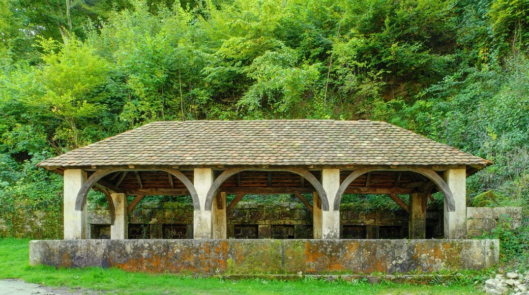 This building is inscrit au titre des Monuments Historiques. It is indexed in the Base Mérimée, a database of architectural heritage maintained by the French Ministry of Culture, under the reference PA90000009 .