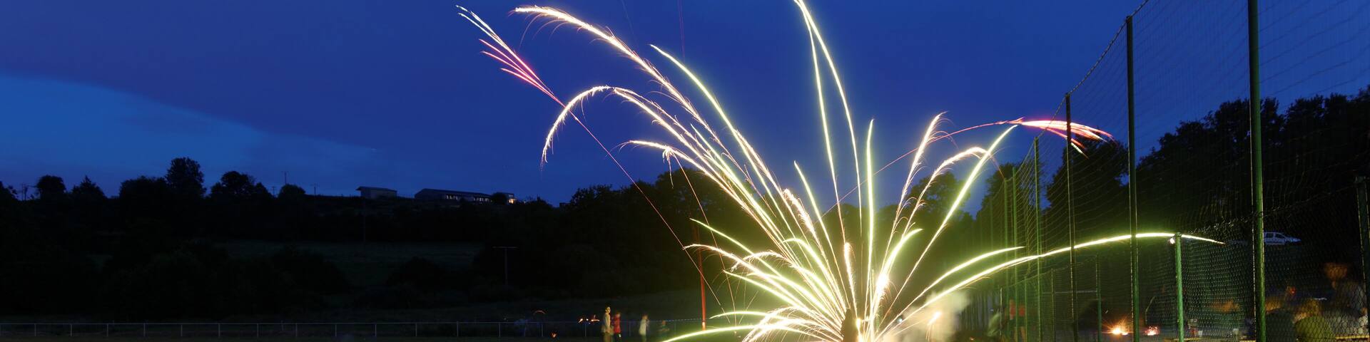 This file was uploaded with Commonist. Avant le feu d'artifice, à Saulnot, des spectateurs tirent des feux.