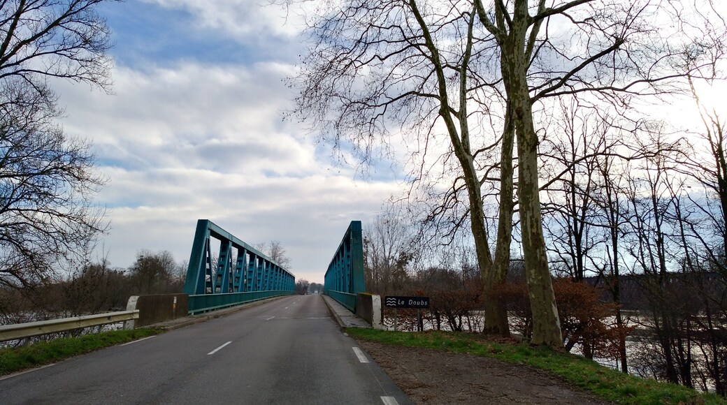 Pont routier sur le Doubs à Peseux (Jura, France)
