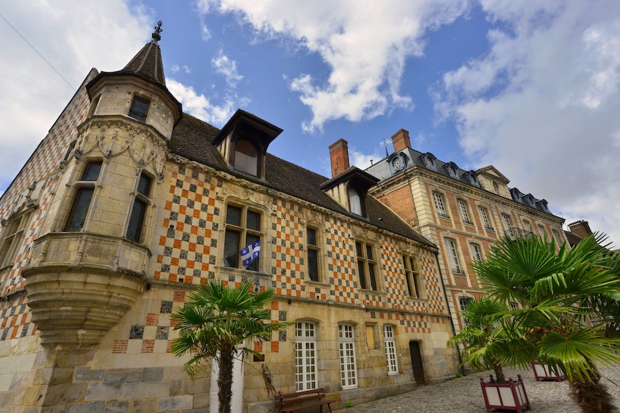 Maison en perspective dans l'angle de rue du canon et rue de la Madeleine à Verneuil d'Avre et d'Iton (27130 et 27160), département de l'Eure en région Normandie, France
