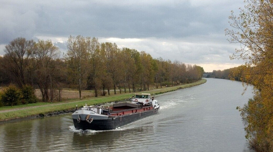 Péniche sur le canal de la Colme