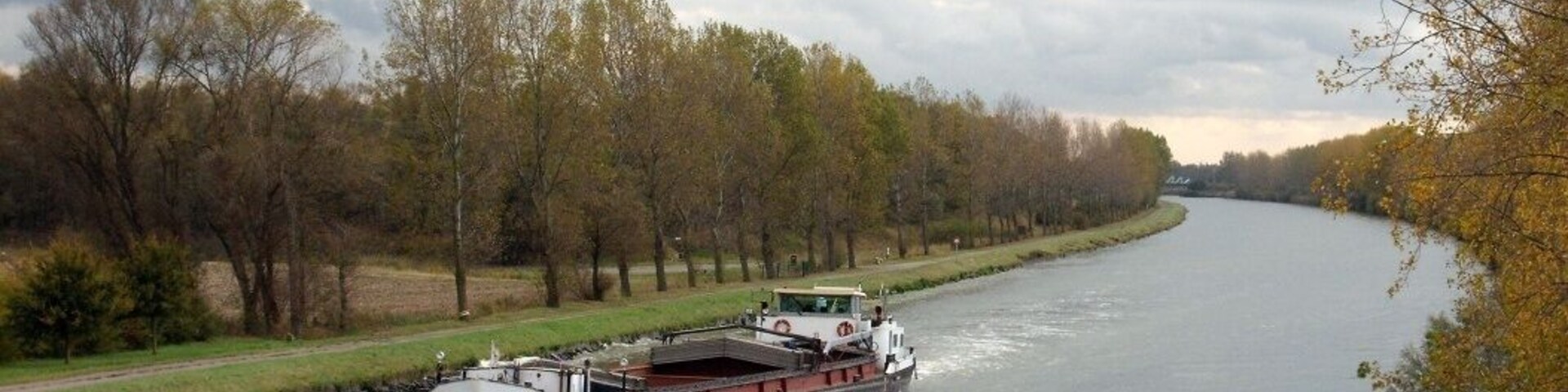Péniche sur le canal de la Colme