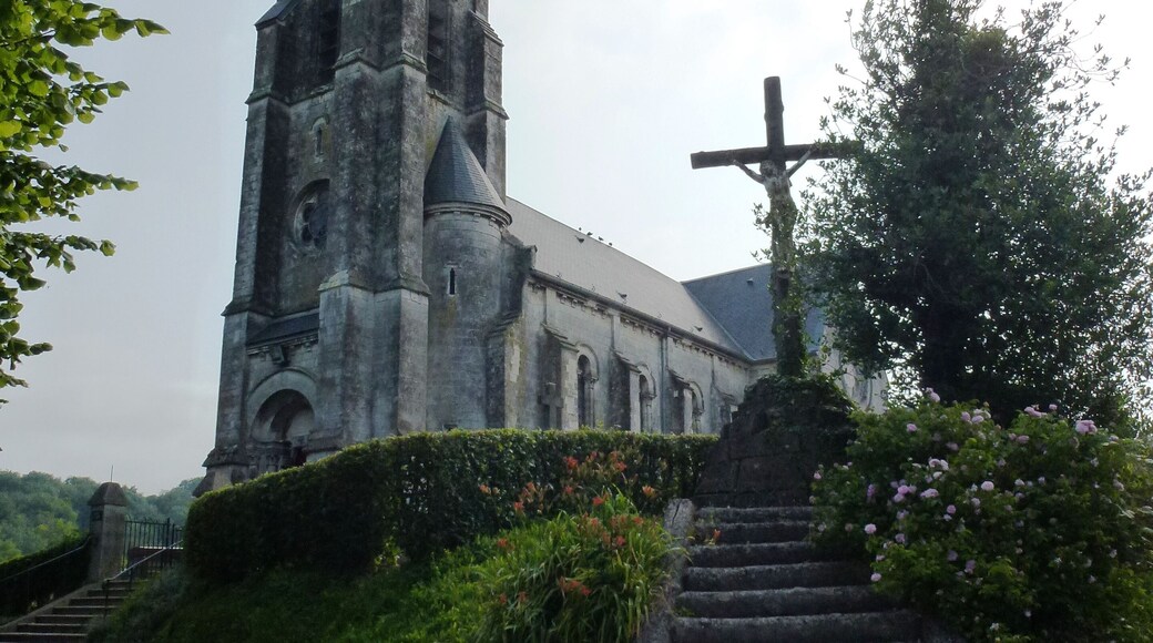 Erny-Saint-Julien (Pas-de-Calais, Fr) église Saint-Julien et croix de cimetière