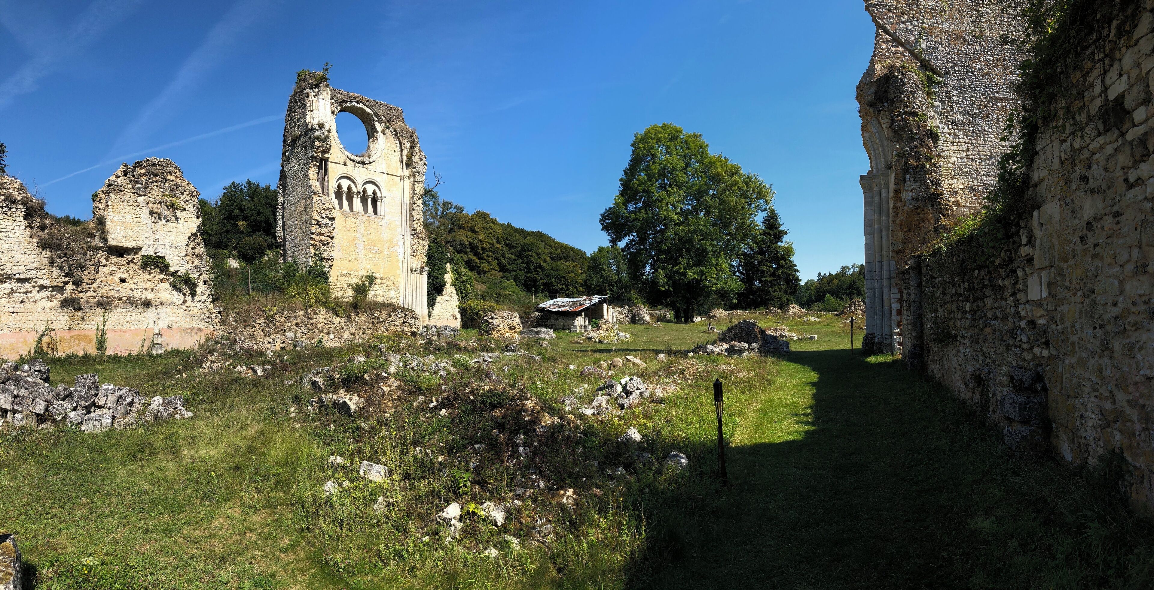 Ruines d'une partie de l'abbaye de Mortemer situé dans l'Eure, près de Lyons -la-forêt.