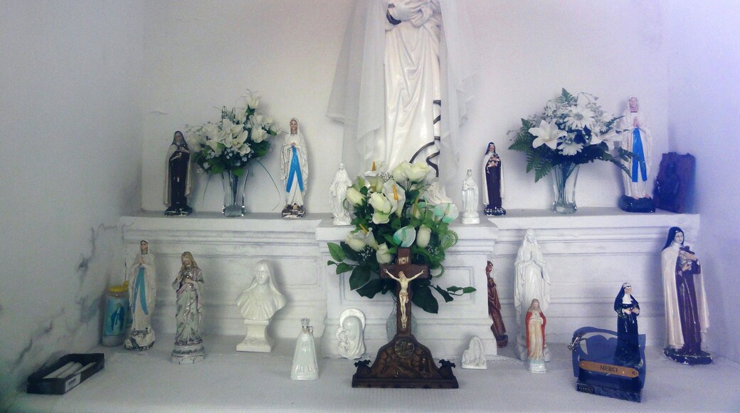 Monchaux-sur-รcaillon (Nord, Fr) chapelle A, sortie ouest, les statues.