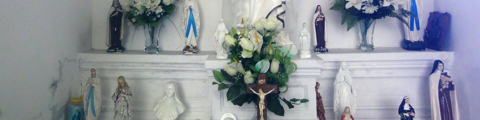 Monchaux-sur-Écaillon (Nord, Fr) chapelle A, sortie ouest, les statues.