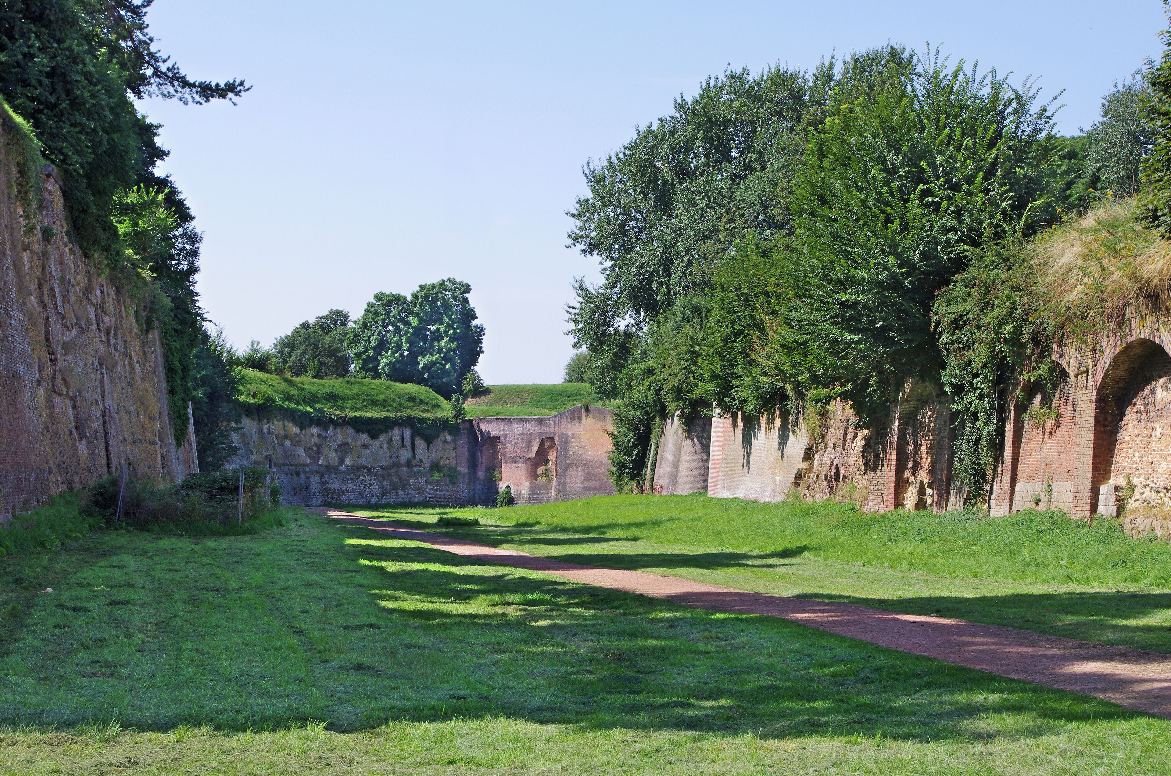 Les remparts, édifiés à l'époque espagnole et remaniés par Vauban et ses successeurs jusque 1914.