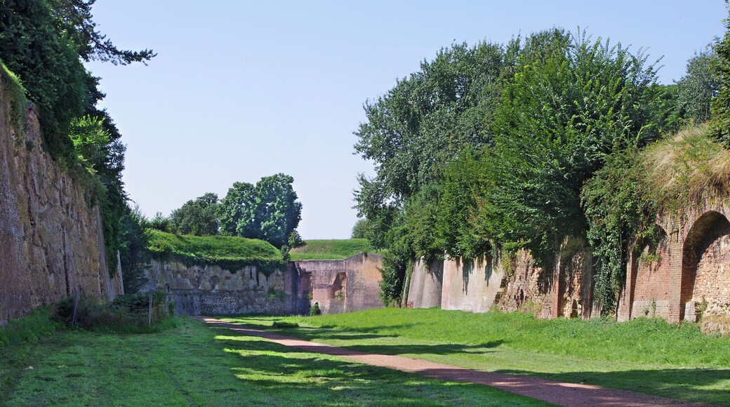 Les remparts, édifiés à l'époque espagnole et remaniés par Vauban et ses successeurs jusque 1914.