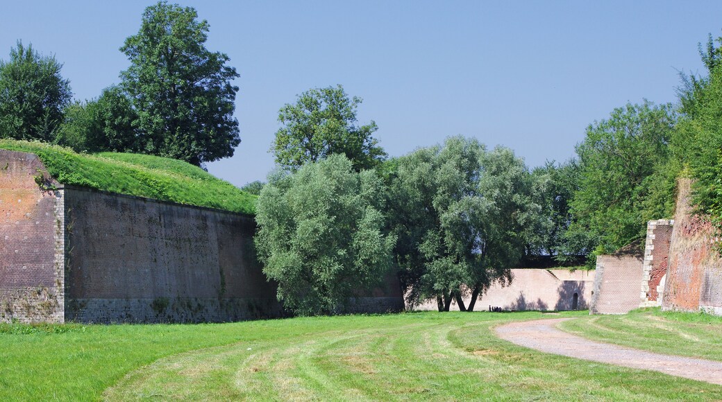Les remparts, édifiés à l'époque espagnole et remaniés par Vauban et ses successeurs jusque 1914.