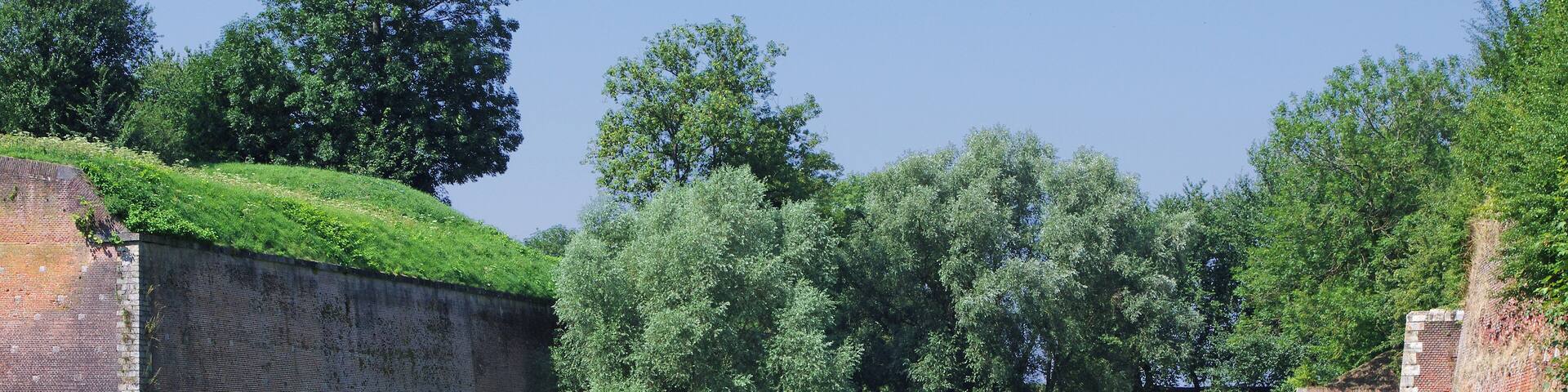 Les remparts, édifiés à l'époque espagnole et remaniés par Vauban et ses successeurs jusque 1914.