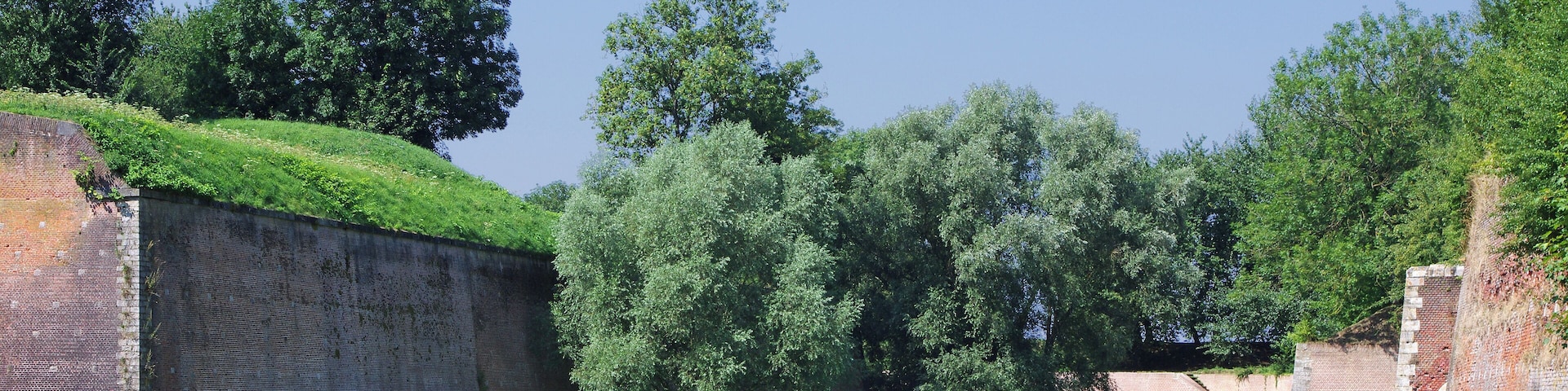 Les remparts, édifiés à l'époque espagnole et remaniés par Vauban et ses successeurs jusque 1914.
