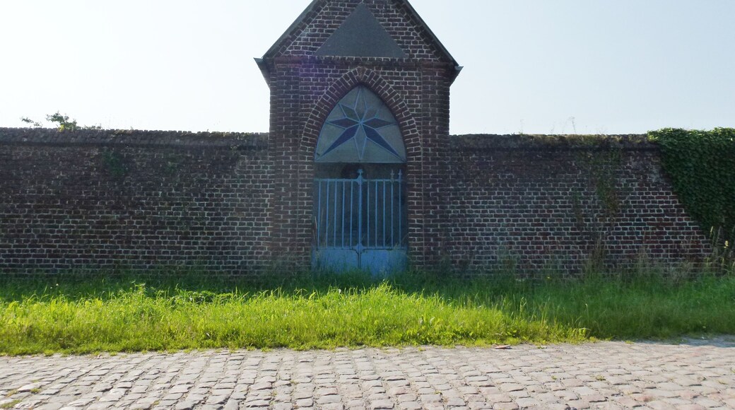 Rosult (Nord, Fr) oratoire dans un mur