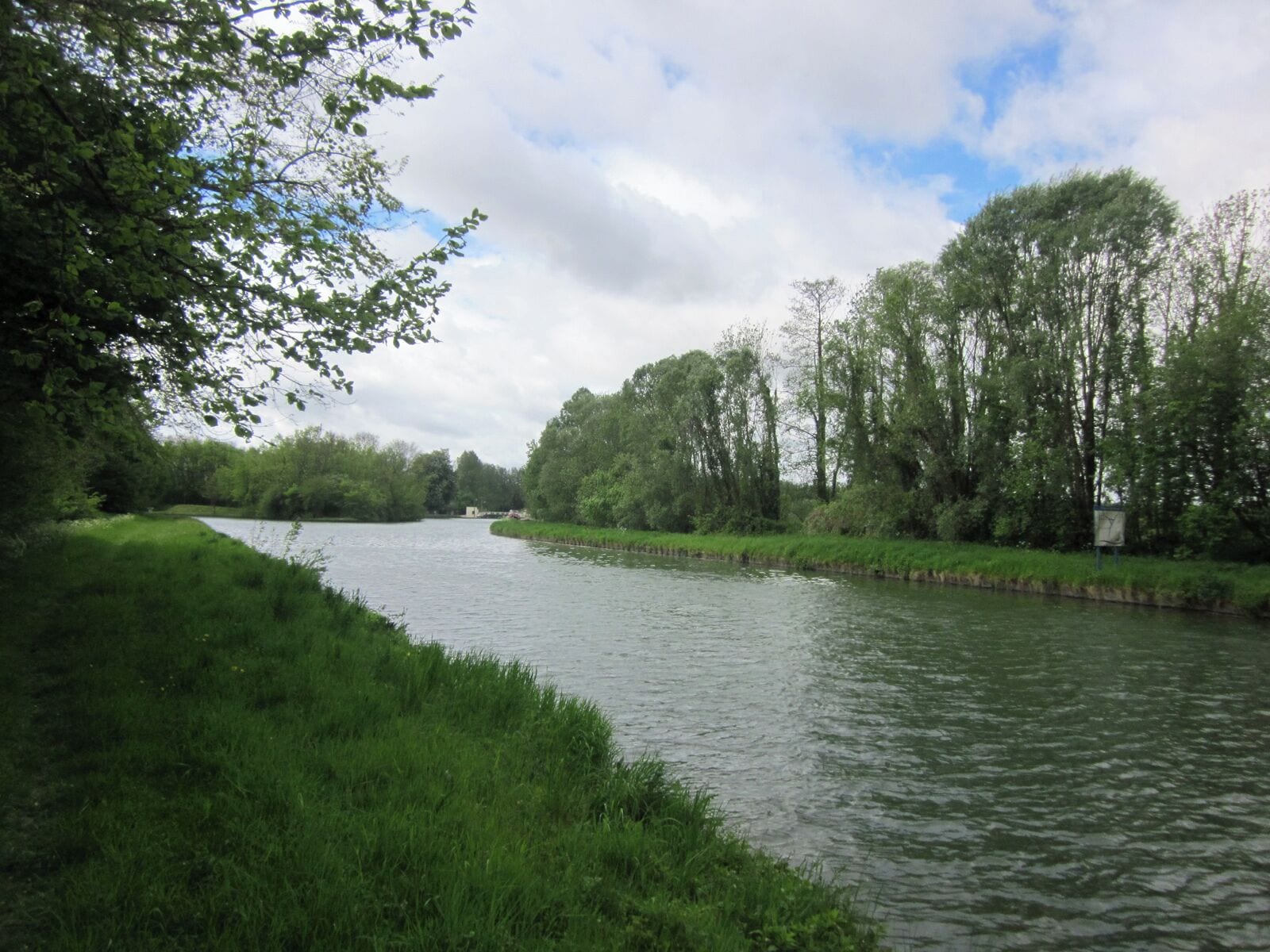 Canal de Saint-Quentin, north of the bifurcation to the Somme canal