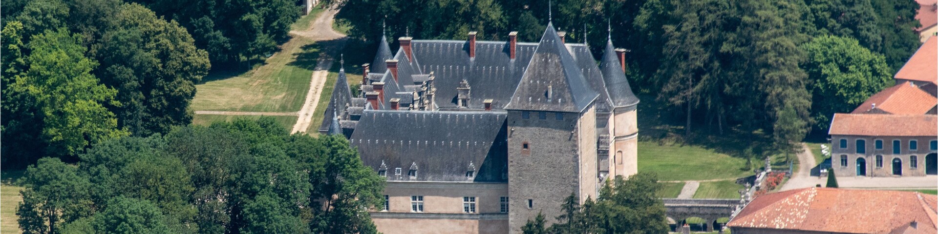 vue aérienne du château de Fléville en Meurthe-et-Moselle en France