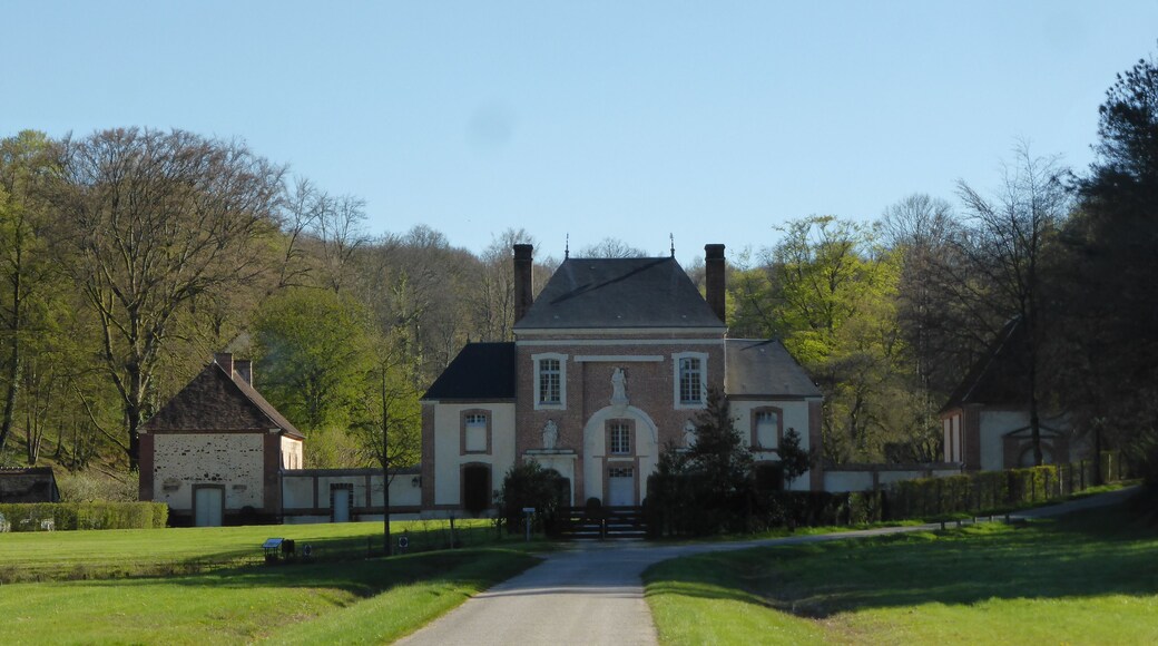 Vestiges de la chartreuse Notre-Dame du Val-Dieu, dans la forêt de Réno-Valdieu. On distingue la pharmacie à gauche, la porterie au centre et la chapelle des femmes à droite.