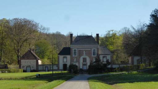 Vestiges de la chartreuse Notre-Dame du Val-Dieu, dans la forêt de Réno-Valdieu. On distingue la pharmacie à gauche, la porterie au centre et la chapelle des femmes à droite.