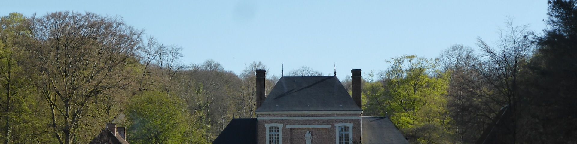 Vestiges de la chartreuse Notre-Dame du Val-Dieu, dans la forêt de Réno-Valdieu. On distingue la pharmacie à gauche, la porterie au centre et la chapelle des femmes à droite.