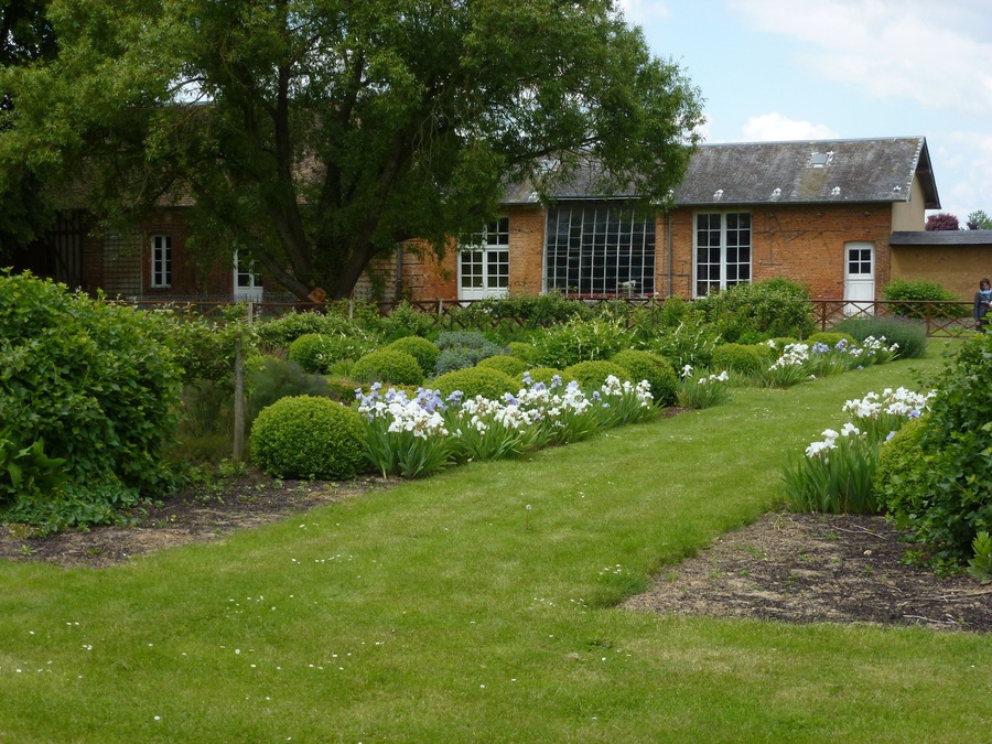 This building is en partie classé, en partie inscrit au titre des Monuments Historiques. It is indexed in the Base Mérimée, a database of architectural heritage maintained by the French Ministry of Culture, under the reference PA27000023 .