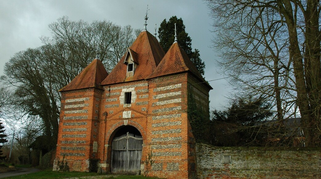 This building is indexed in the Base Mérimée, a database of architectural heritage maintained by the French Ministry of Culture, under the reference PA00100552 .