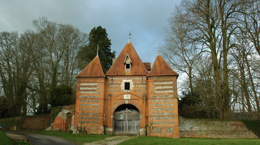 This building is indexed in the Base Mérimée, a database of architectural heritage maintained by the French Ministry of Culture, under the reference PA00100552 .