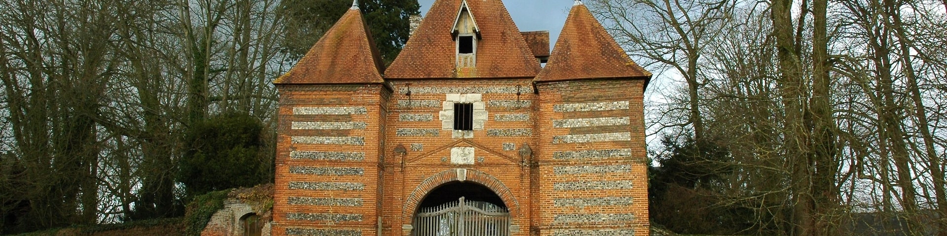 This building is indexed in the Base Mérimée, a database of architectural heritage maintained by the French Ministry of Culture, under the reference PA00100552 .
