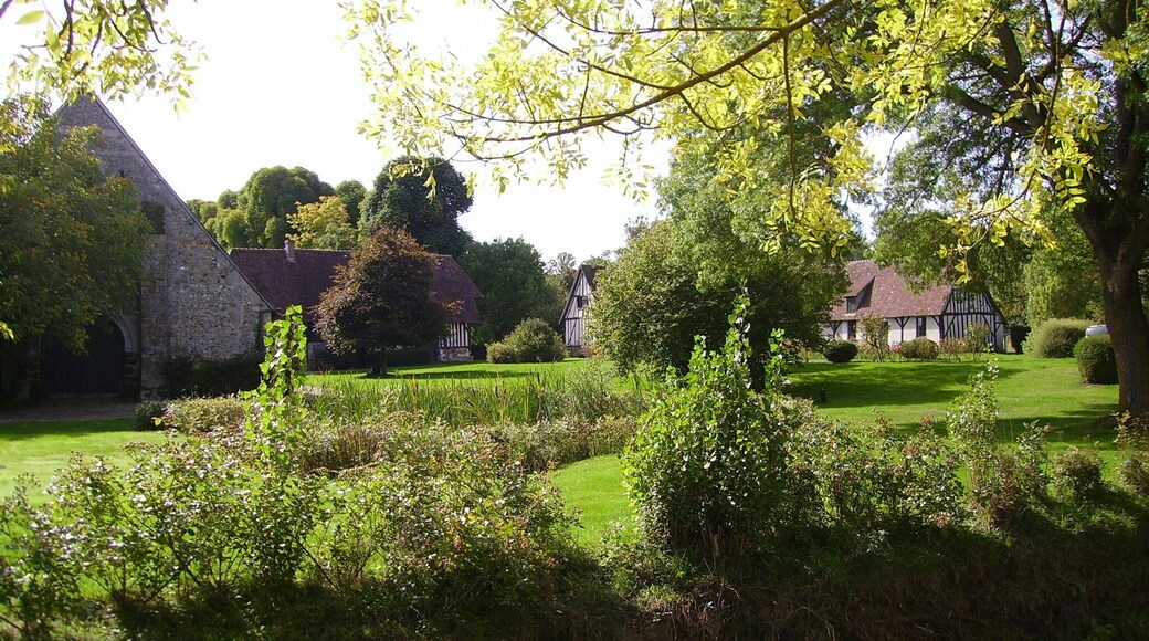 This building is indexed in the Base Mérimée, a database of architectural heritage maintained by the French Ministry of Culture, under the reference PA00125434 .