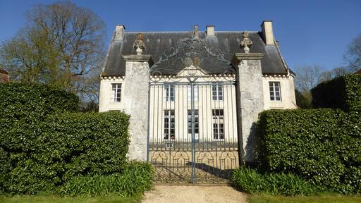 Portail et bâtiment central du château de Maison-Maugis, dans l'Orne.