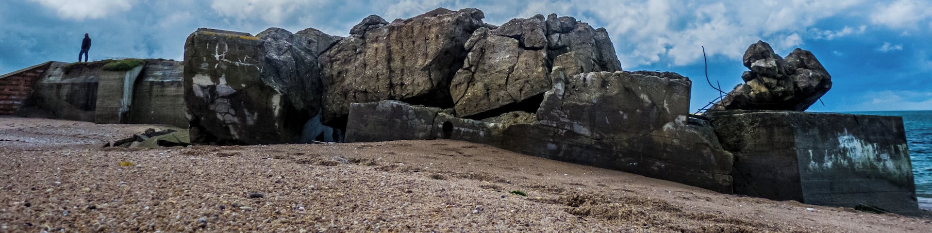 Impressive remains of a bunker complex directly at the edge of the sea. Absolutely a must see when you're in Normandy!