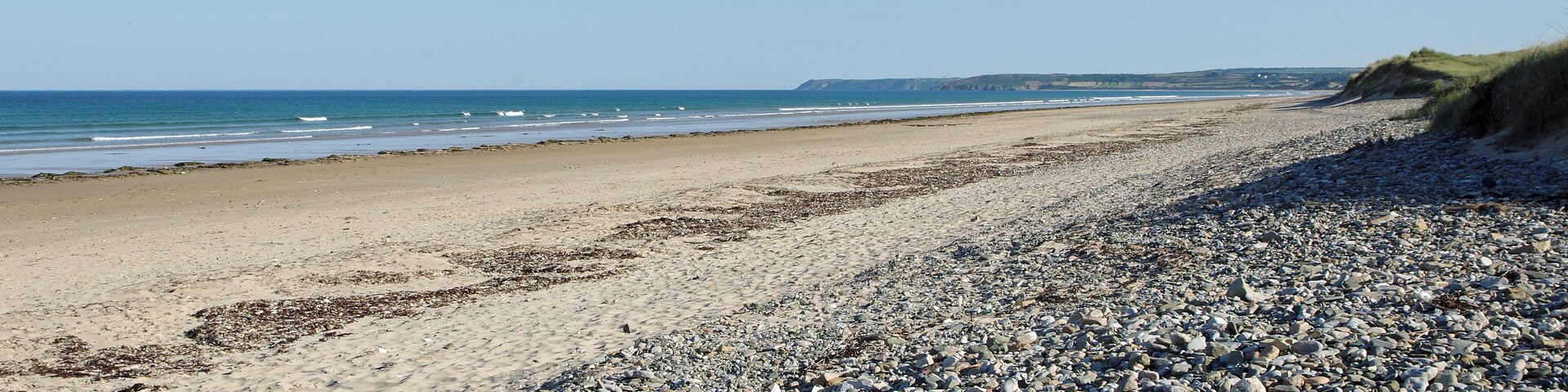 Baubigny (Manche) Cordon dunaire de Baubigny. Il ya environ 85 000 ans (Paléolithique), le niveau de la mer est supérieur au niveau actuel et vient battre une falaise. Ensuite, pendant la période glaciaire, la la mer se retire de plusieurs centaines de mètres et laisse sur place des sédiments. Lors du réchauffement Holocène, il y a 12 000 ans, la mer remonte en repoussant les sédiments déposés. Les sédiments poussés par le vent constitueront un cordon dunaire littoral avec un marais en arrière-littoral. Les sables poussés par les vents finiront par combler le marais et par surmonter la falaise. La côte semble se stabiliser il y a 1400 ans. Ensuite, ce sont les activités humaines qui modèleront le massif dunaire : pâtures, exploitation de végétaux comme l'oyat pour la litière, etc. L'utilisation excessive des dunes, conjointement à un climat plus froid, déstabiliseront les dunes vers les 17e - 18e siècles. En 1839, le capitaine de Cholet en donne une description : « Ces dunes changent de forme à l’époque des équinoxes et, presque toujours, une pluie de sable inonde le pays lorsque arrivent les brises d’automne ou de printemps. Les habitants ont sacrifié leur propre sécurité et se sont mis à couper le milgreu (l'oyat) pour faire des brosses et des balais ». Les premières routes sont construites au début du 20e siècle. Depuis 2002, le massif dunaire fait partie du Site d’Intérêt Communautaire Natura 2000. Source DREAL Basse-Normandie / SRMP / DSP 10 boulevard du général Vanier - Caen.
