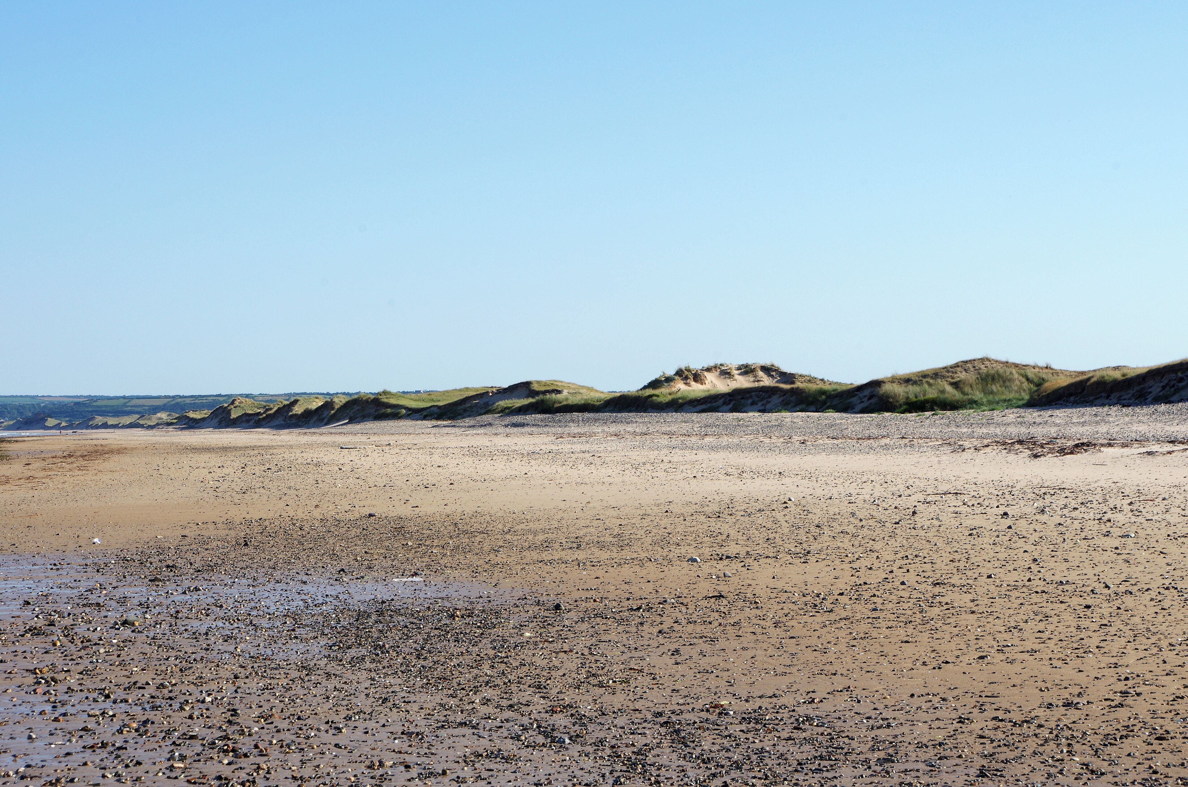 Baubigny (Manche) Cordon dunaire de Baubigny. Il ya environ 85 000 ans (Paléolithique), le niveau de la mer est supérieur au niveau actuel et vient battre une falaise. Ensuite, pendant la période glaciaire, la la mer se retire de plusieurs centaines de mètres et laisse sur place des sédiments. Lors du réchauffement Holocène, il y a 12 000 ans, la mer remonte en repoussant les sédiments déposés. Les sédiments poussés par le vent constitueront un cordon dunaire littoral avec un marais en arrière-littoral. Les sables poussés par les vents finiront par combler le marais et par surmonter la falaise. La côte semble se stabiliser il y a 1400 ans. Ensuite, ce sont les activités humaines qui modèleront le massif dunaire : pâtures, exploitation de végétaux comme l'oyat pour la litière, etc. L'utilisation excessive des dunes, conjointement à un climat plus froid, déstabiliseront les dunes vers les 17e - 18e siècles. En 1839, le capitaine de Cholet en donne une description : « Ces dunes changent de forme à l’époque des équinoxes et, presque toujours, une pluie de sable inonde le pays lorsque arrivent les brises d’automne ou de printemps. Les habitants ont sacrifié leur propre sécurité et se sont mis à couper le milgreu (l'oyat) pour faire des brosses et des balais ». Les premières routes sont construites au début du 20e siècle. Depuis 2002, le massif dunaire fait partie du Site d’Intérêt Communautaire Natura 2000. Source DREAL Basse-Normandie / SRMP / DSP 10 boulevard du général Vanier - Caen.