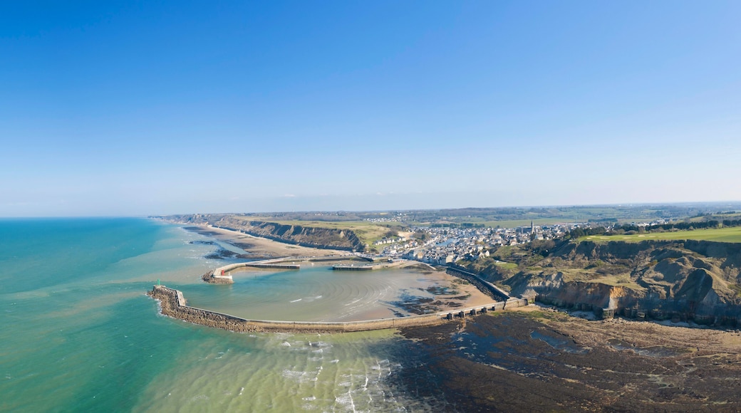 La vue panoramique de la plage, le port et la digue du port en Bessin en France, en Normandie, dans le Calvados, au bord de la Manche.