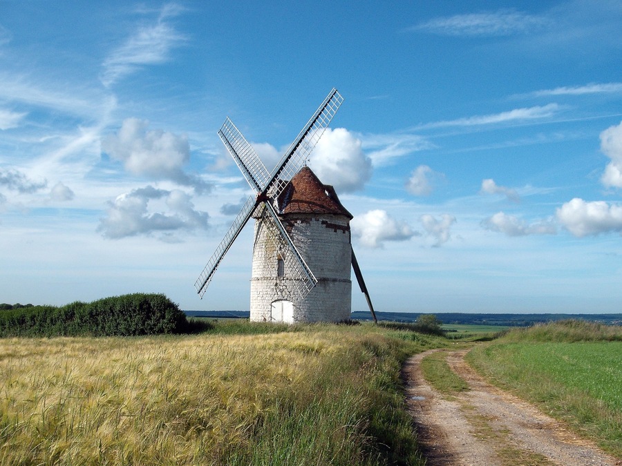 Un molino de viento en un entorno rural con cielo despejado.