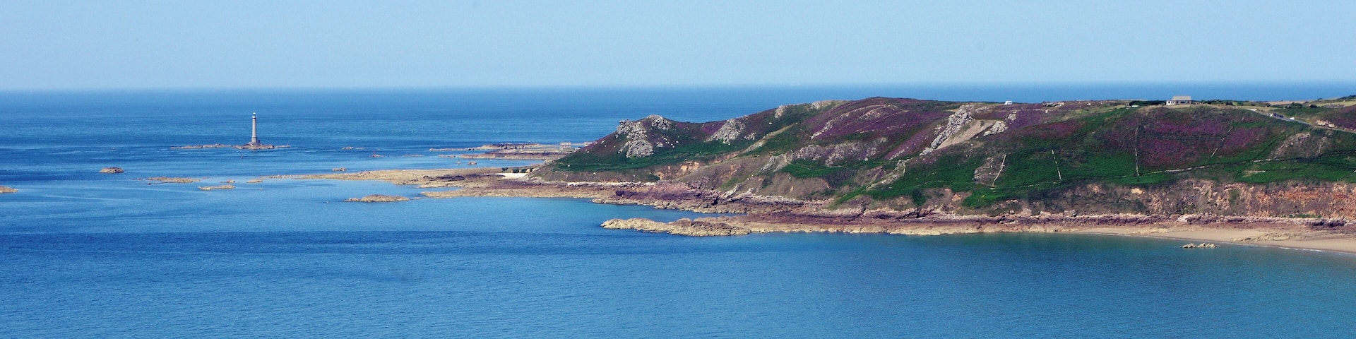 Jobourg (Manche) Le phare de Goury vu depuis le Nez des Voidries. Au large du cap de la Hague, les naufrages étaient très nombreux, pendant la seule année 1823, 27 navires ont sombré dans les parages. Il fut donc décidé la construction d'un phare sur le Gros du Raz, rocher séparé du littoral par un canal d’environ 800 m de largeur. Les études commencèrent en 1834 et la construction, en granit, fut achevée en 1837. Le phare a été allumé pour le première fois le 1er novembre 1837. Le phare de Goury, a une hauteur de 48 mètres. Sa portée est de 25 kilomètres. La rotation de la lanterne est continue et elle délivre un éclat toute les cinq secondes. Fonctionnant d'abord au pétrole, le phare est aujourd'hui électrifié. Pendant la deuxième guerre mondiale, le phare resta éteint et ne fut rallumé qu'à la libération, début juillet 1944. Le phare est automatisé depuis 1988 et il n'y a plus de gardiens depuis 1990.