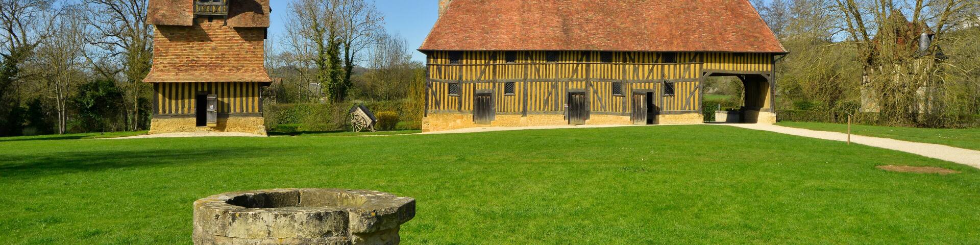 Panoramique ancienne ferme Normande de Crèvecoeur-en-Auge (14240), département du Calvados en région Normandie, France