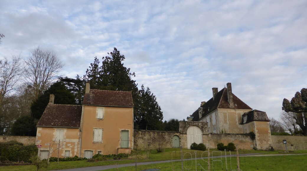 This building is indexed in the Base Mérimée, a database of architectural heritage maintained by the French Ministry of Culture, under the reference PA00110999 .