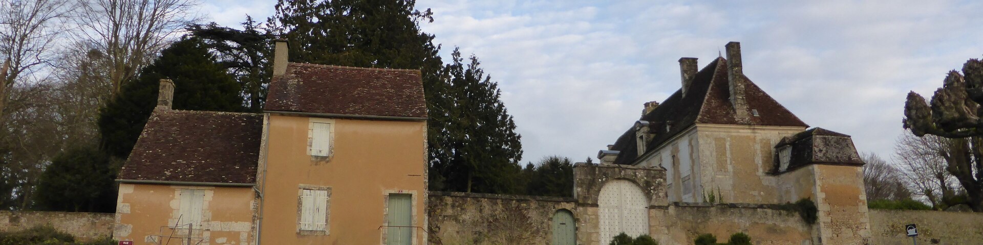 This building is indexed in the Base Mérimée, a database of architectural heritage maintained by the French Ministry of Culture, under the reference PA00110999 .