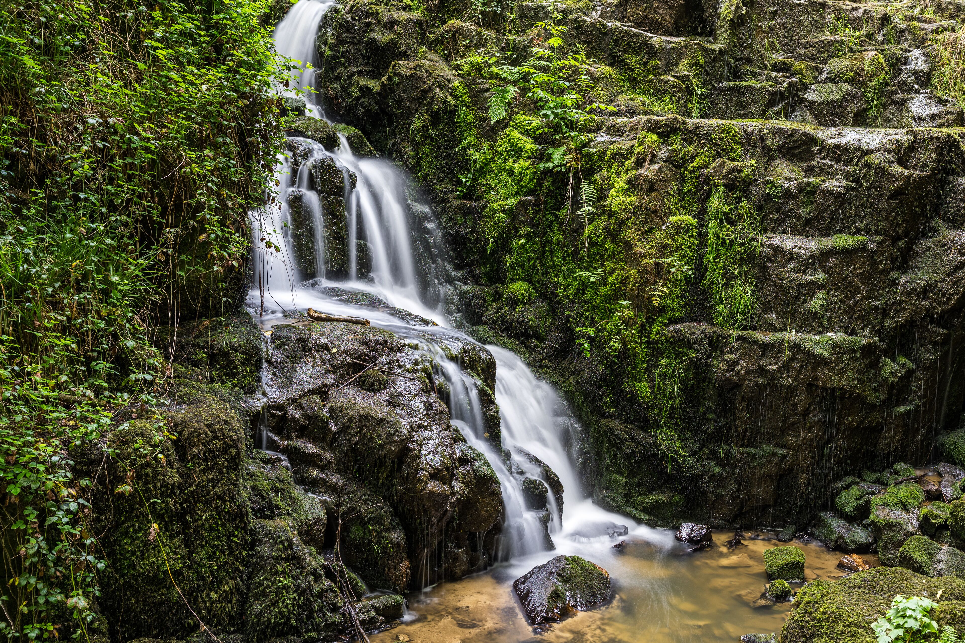 Vue en longue exposition sur la Petite Cascade de Mortain par un jour de printemps