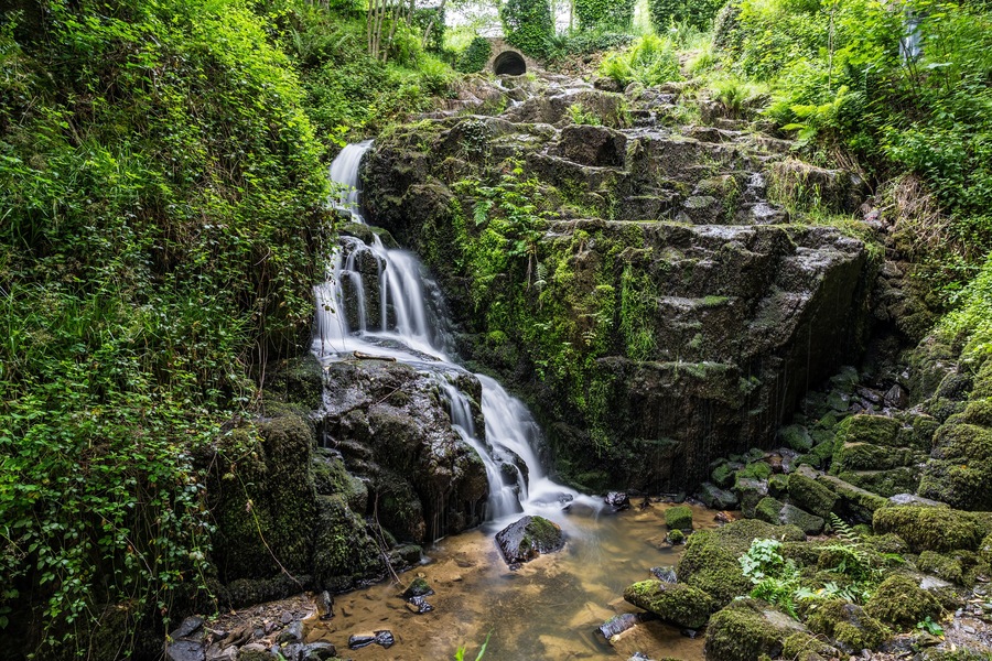 Vue en longue exposition sur la Petite Cascade de Mortain par un jour de printemps