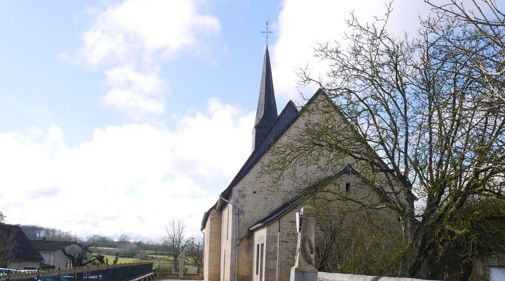 L'église Saint-Martin et le monument aux morts.