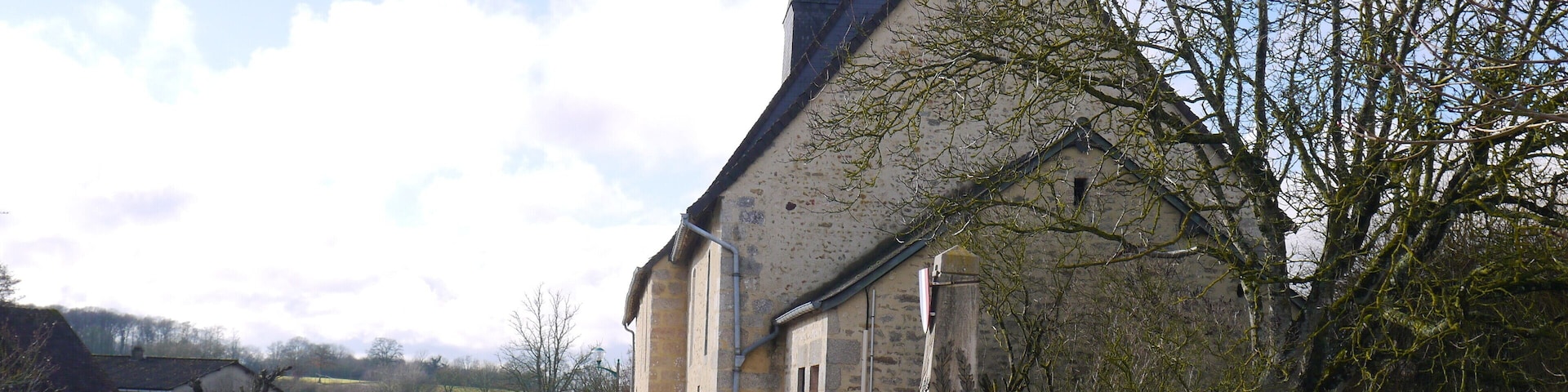 L'église Saint-Martin et le monument aux morts.