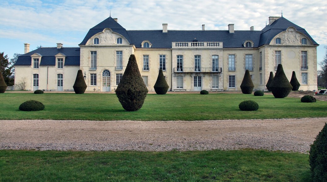 This building is en partie classé, en partie inscrit au titre des Monuments Historiques. It is indexed in the Base Mérimée, a database of architectural heritage maintained by the French Ministry of Culture, under the reference PA00110850 .