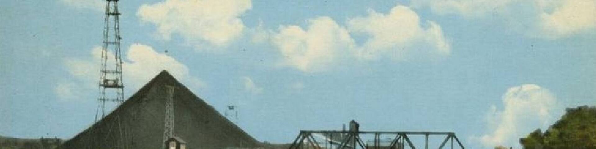 La Fosse n° 8 de la Compagnie des mines de l'Escarpelle était un charbonnage constitué d'un seul puits situé à Auby, Nord, Nord-Pas-de-Calais, France. L'image représente le terril n° 142, avant son exploitation.