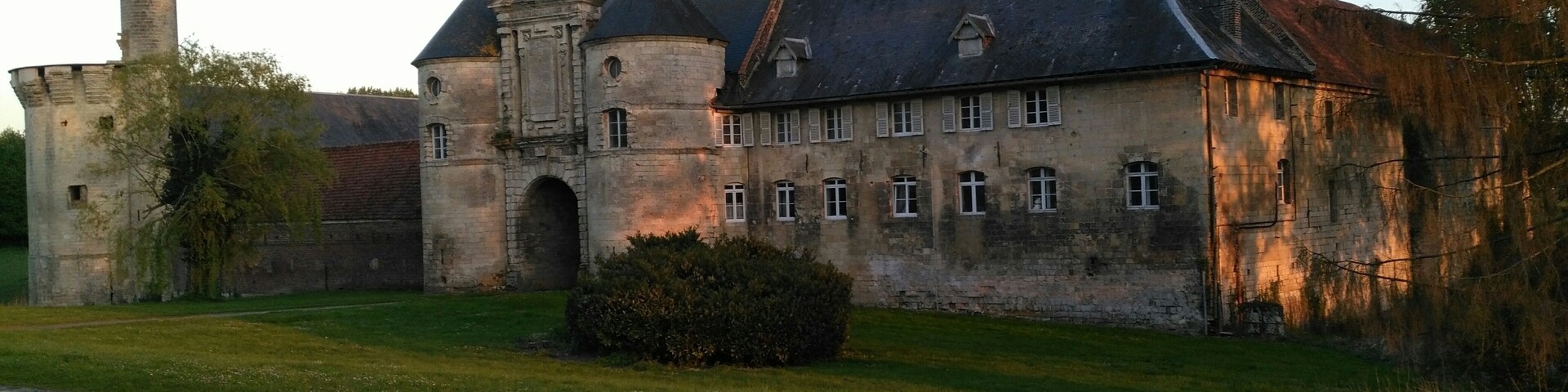 This building is indexed in the Base Mérimée, a database of architectural heritage maintained by the French Ministry of Culture, under the reference PA00107516 .