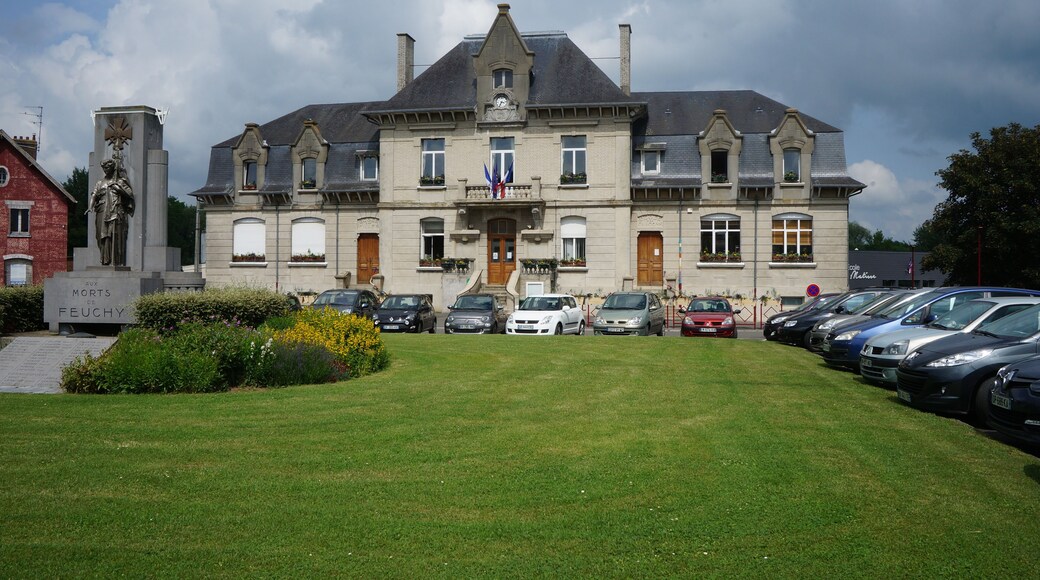 Vue de la place de la mairie de Feuchy